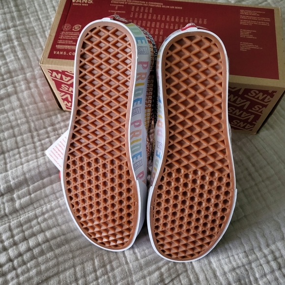 VANS Classic Slip On Pride LGBTQ+ Multicolor Rainbow Men 11.5 042024 - Picture 7 of 9
